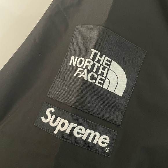 The North Face Mountain Light Jacket x Supreme - Picture 3 of 5